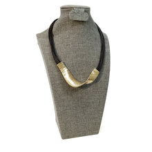 Load image into Gallery viewer, Brushed Twist Neecklace Gold
