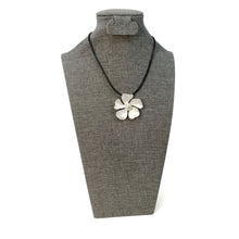 Load image into Gallery viewer, Brushed Flower w/ Peal Necklace
