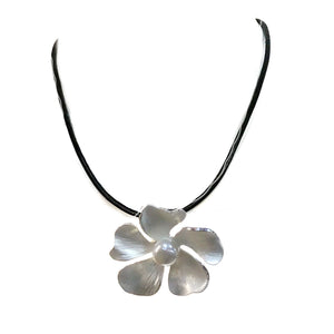 Brushed Flower w/ Peal Necklace