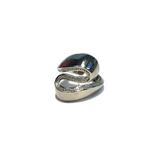 Load image into Gallery viewer, Etched Ribon Ring, Silver
